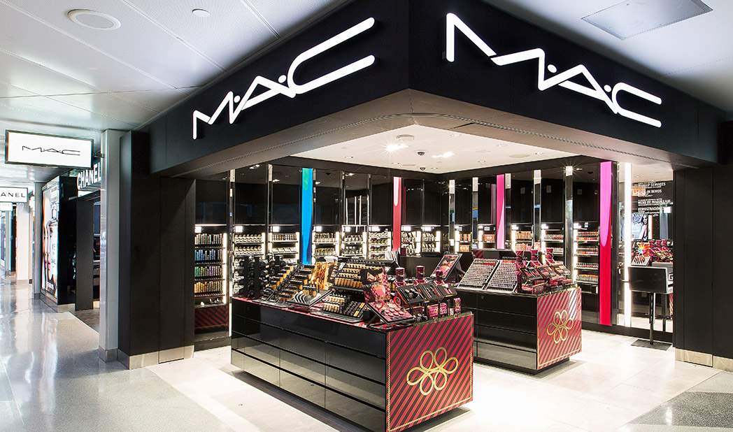 Mac shop ru. Косметика Мак. Мак магазин косметики. Mac магазины в Москве. Mac Коламбус магазин косметика.